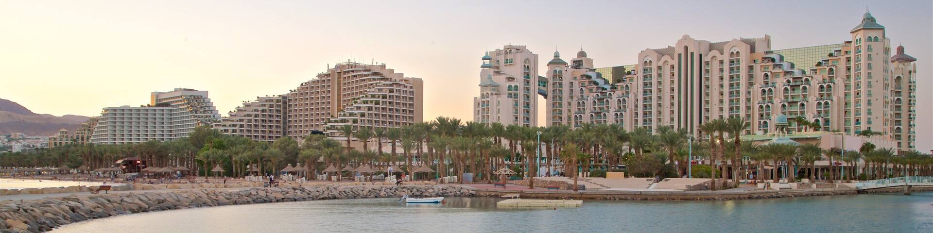 Eilat das einen allgemeine KĂŒstenansicht, Sonnenuntergang und Luxushotel oder Resort