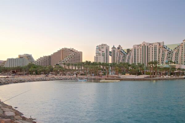 Eilat das einen allgemeine KĂŒstenansicht, Sonnenuntergang und Luxushotel oder Resort