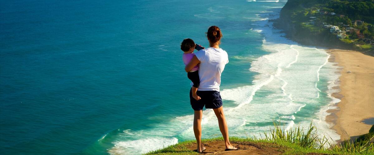 Wollongong showing views and a sandy beach as well as a family