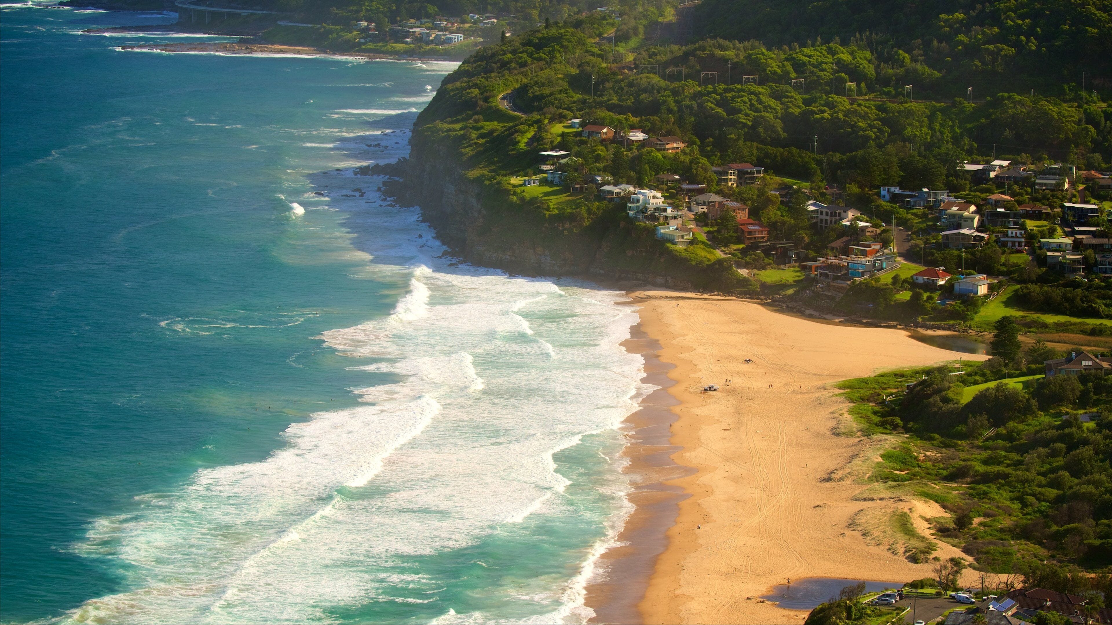 Thành phố Wollongong cho thấy thị trấn duyên hải và bãi biển