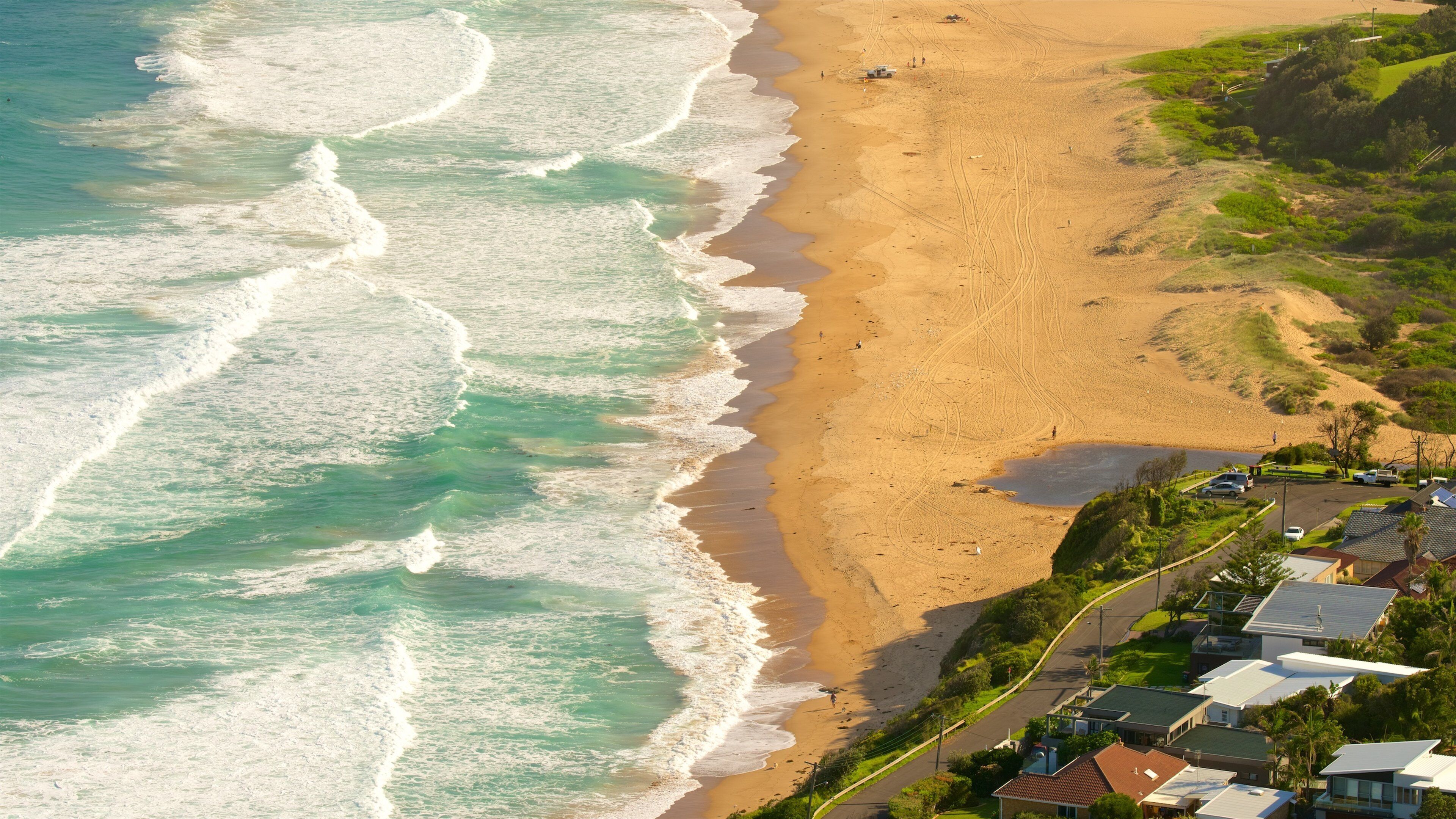 Bald Hill Lookout showing a beach and a coastal town