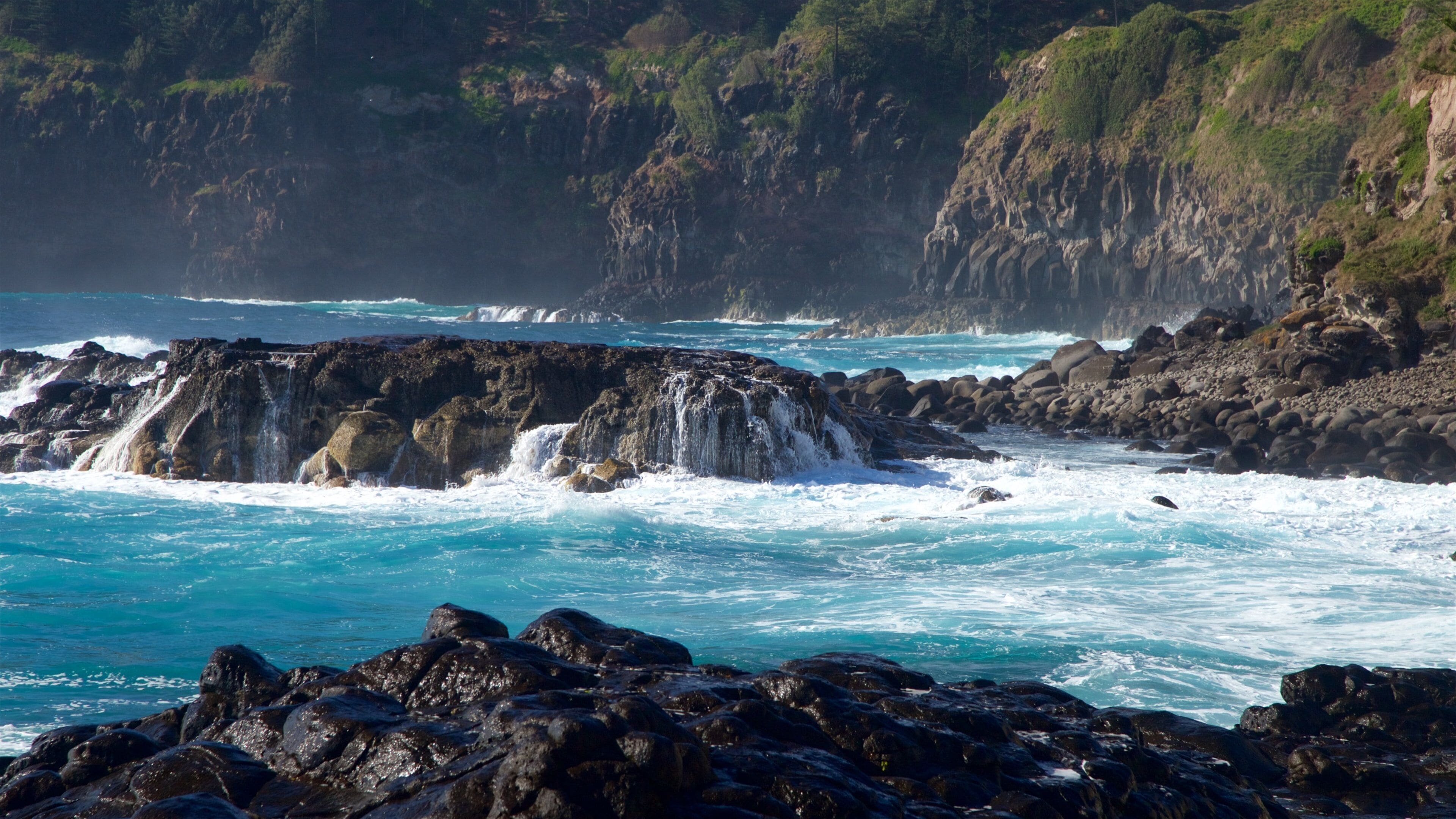 Norfolkeiland toont algemene kustgezichten en rotsachtige kustlijn