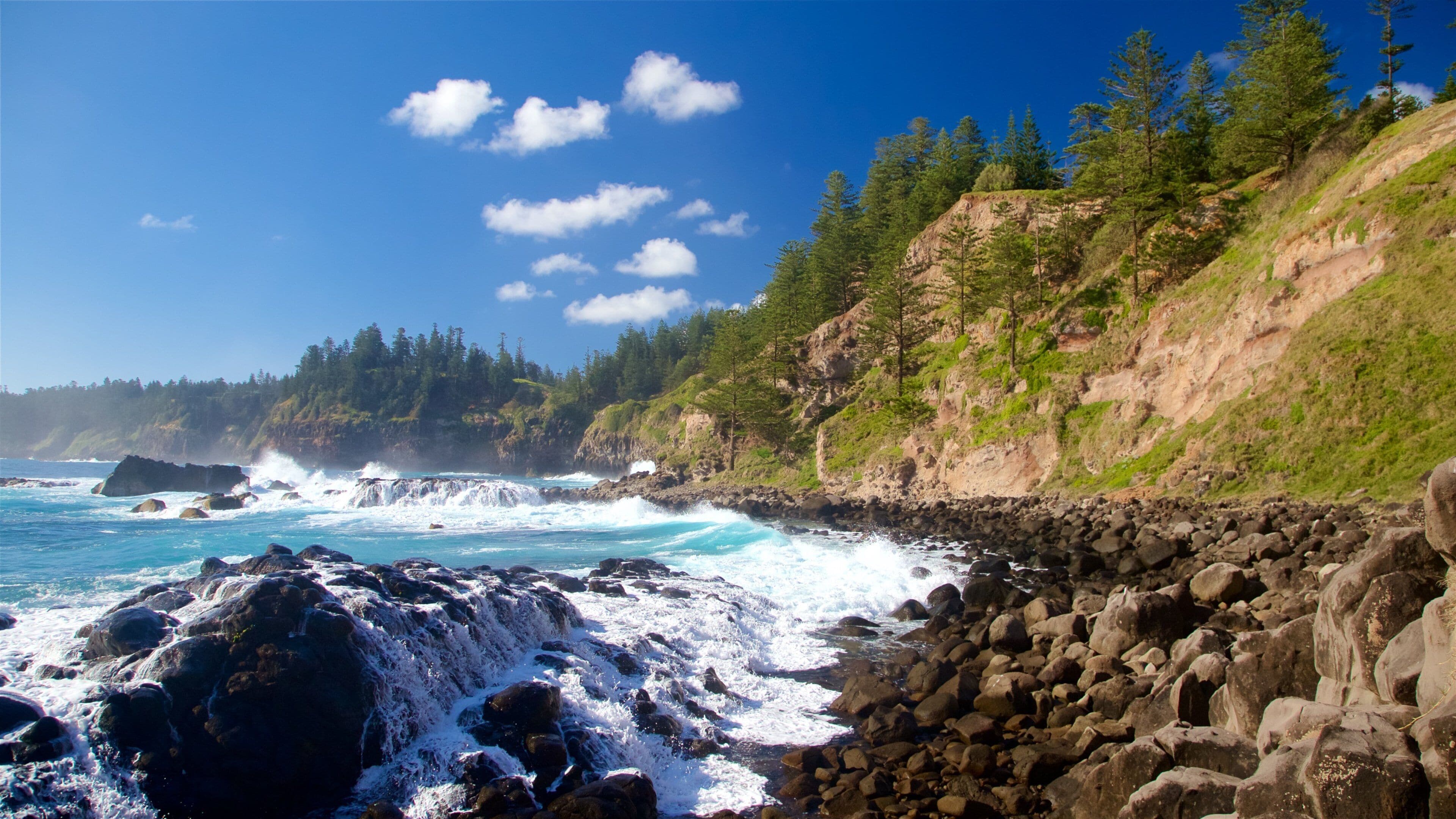 Norfolkeiland toont golven, algemene kustgezichten en ruige kustlijn