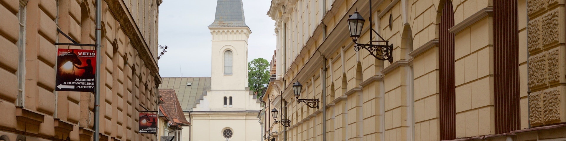 Kosice mostrando uma igreja ou catedral e cenas de rua
