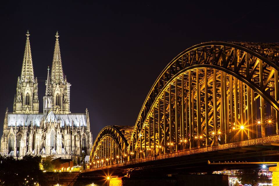 Une cathédrale dotée de deux flèches et d’un grand pont surmonté d’une arche incurvée.