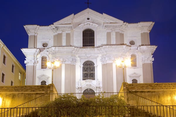 Trieste ofreciendo patrimonio de arquitectura, escenas nocturnas y un edificio administrativo
