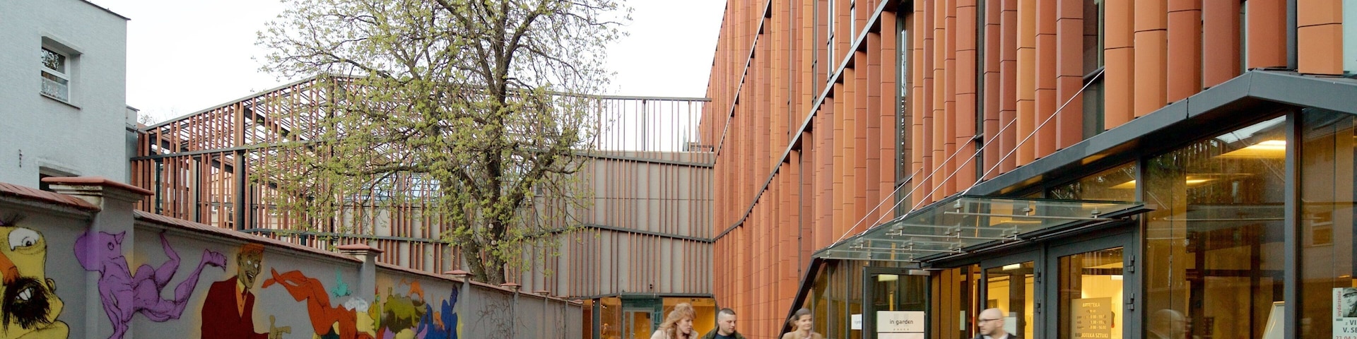 Cracóvia mostrando arte ao ar livre assim como um pequeno grupo de pessoas