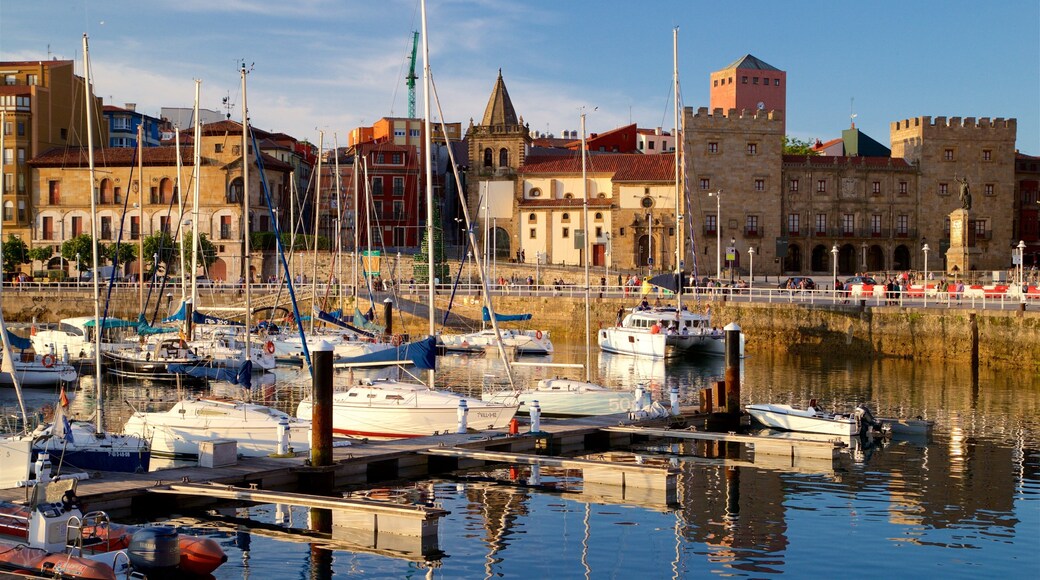 GijĂłn montrant coucher de soleil, ville et baie ou port
