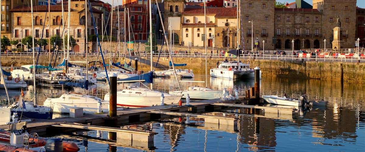 Gijón mit einem Sonnenuntergang, Stadt und Bucht oder Hafen