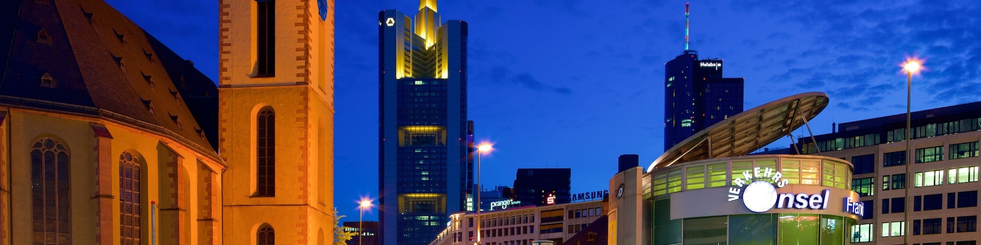 Frankfurt que inclui elementos de patrimônio, uma cidade e cenas noturnas