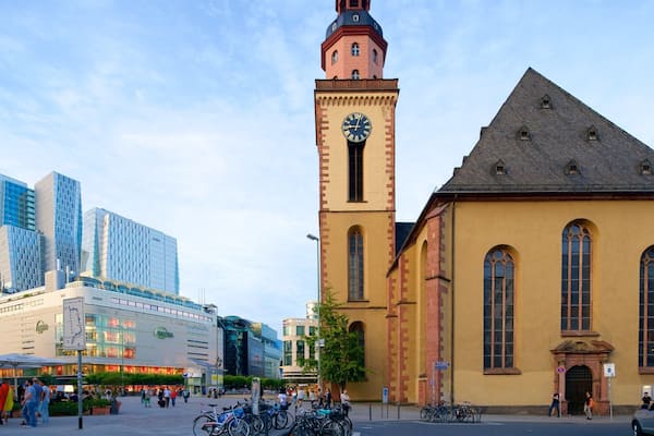 Frankfurt showing a square or plaza, a city and heritage elements