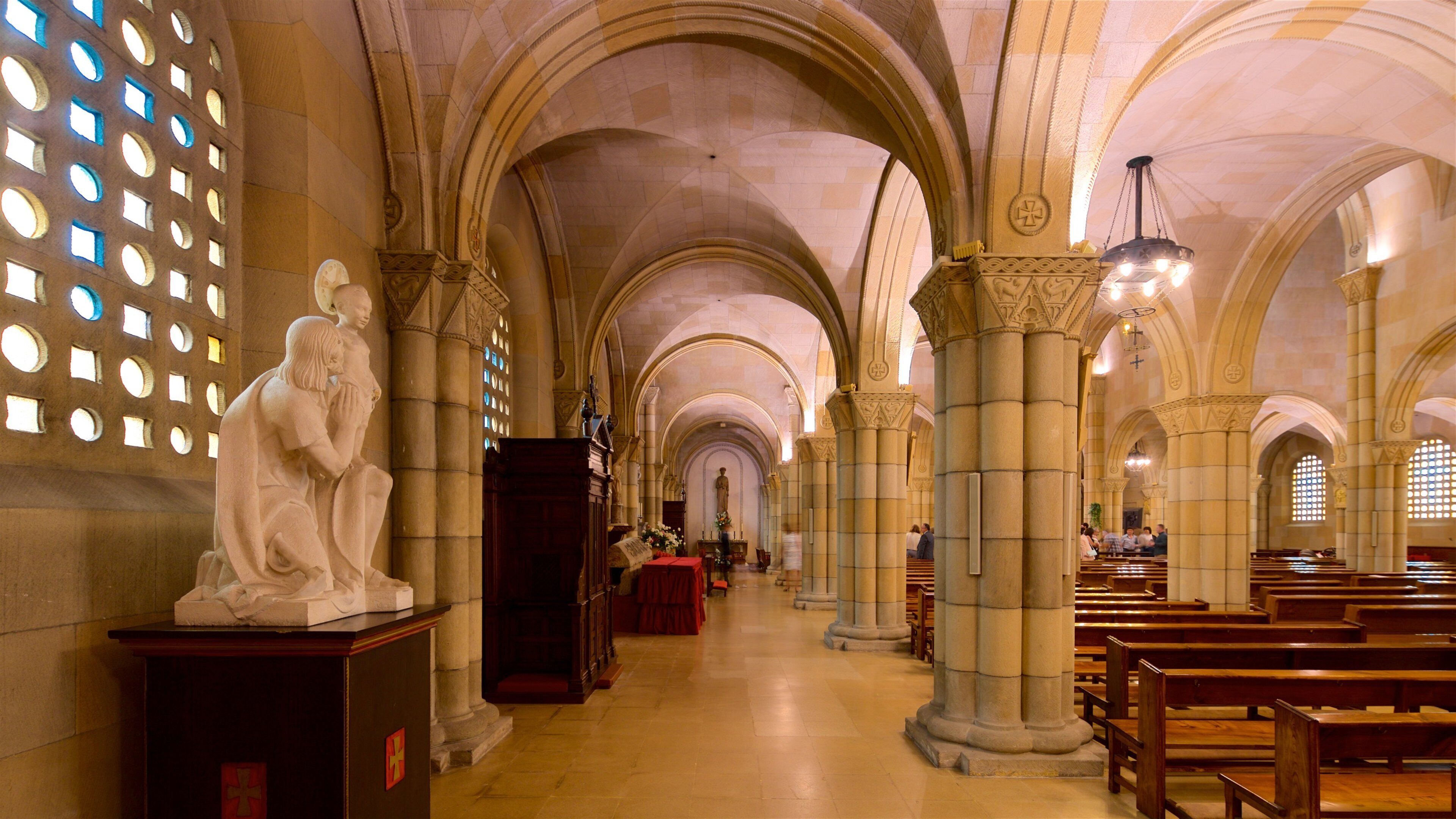 Gijón mostrando una estatua o escultura, una iglesia o catedral y vista interna