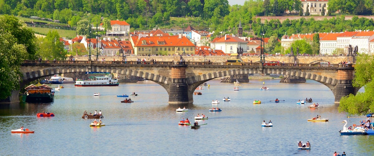 Praga ofreciendo un puente, una ciudad y un río o arroyo