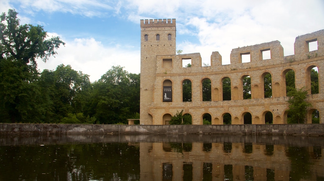 Potsdam que incluye arquitectura patrimonial, ruinas de edificios y un estanque