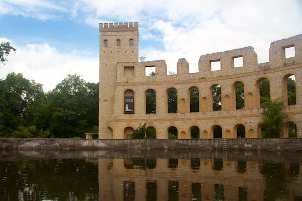 Potsdam showing heritage architecture, a ruin and a pond