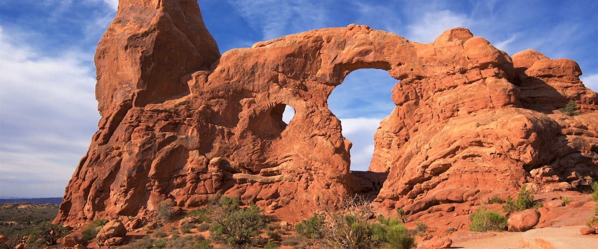 Arches National Park que incluye un barranco o cañón, vistas al desierto y escenas tranquilas