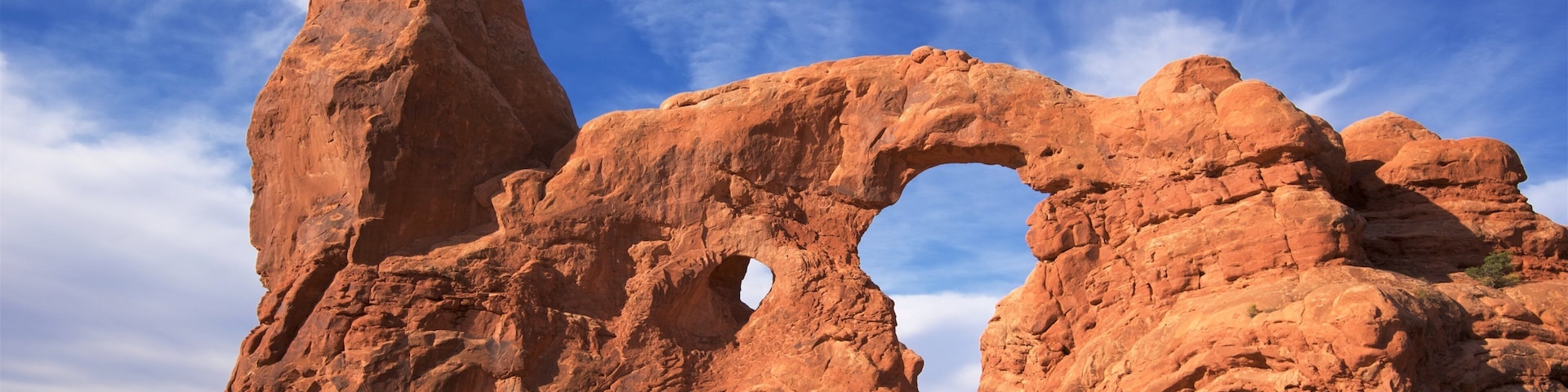 Arches National Park mostrando vista al desierto, una garganta o cañón y escenas tranquilas