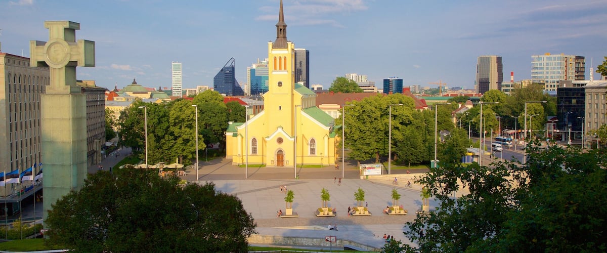 Tallinn showing a square or plaza and heritage architecture