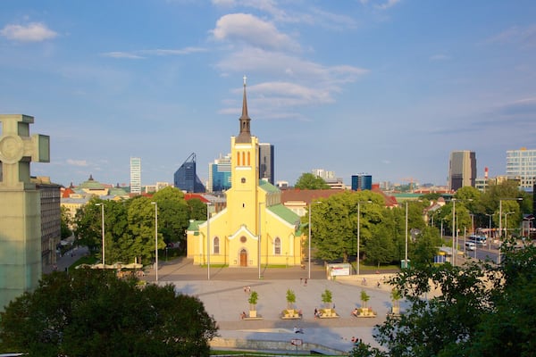 Tallinn montrant square ou place et patrimoine architectural