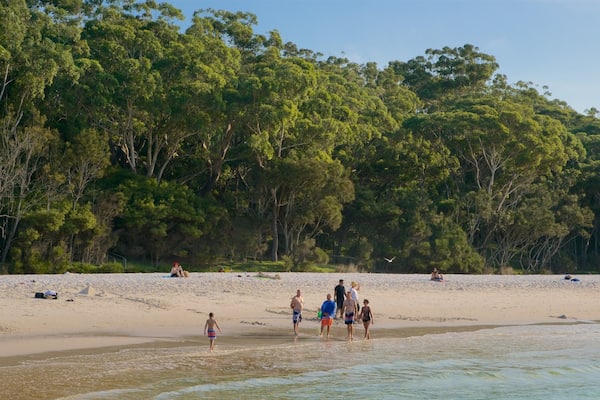 Sanctuary Point showing a sandy beach as well as a family