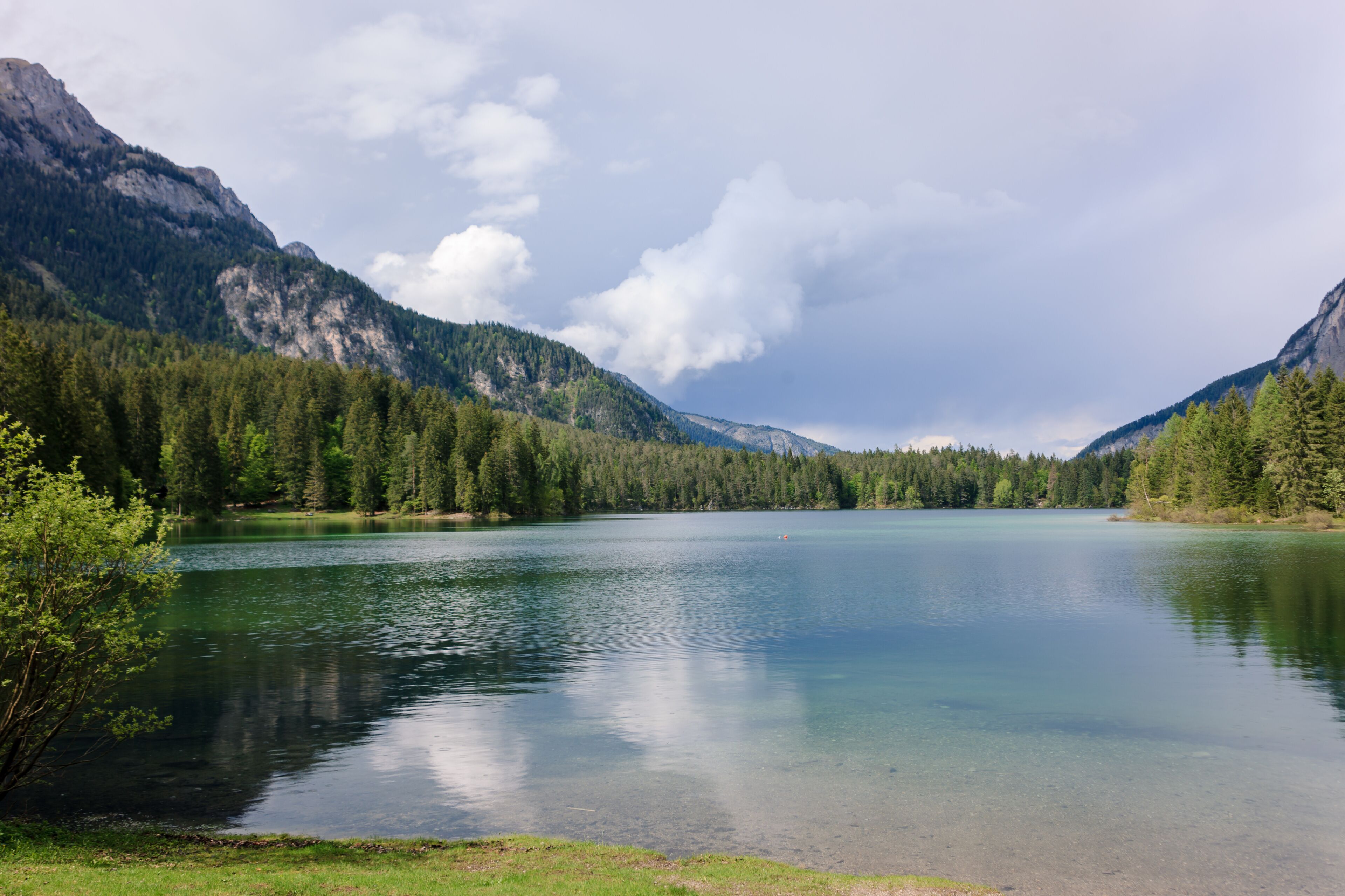 Blick auf glasklaren Tovelsee Naturpark Impressionen Italien Lago di Tovel