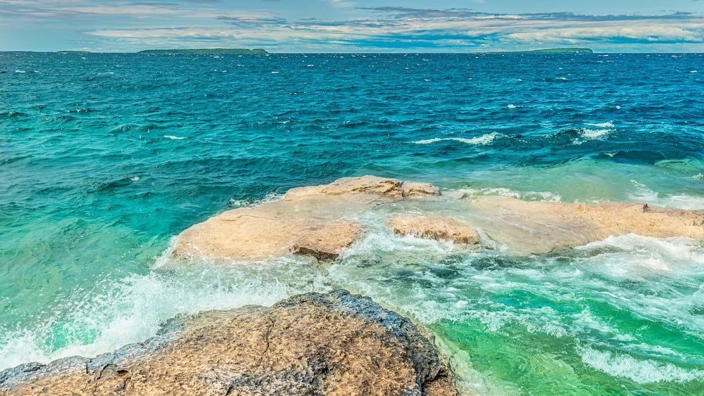 Colourful green waters at Indian Head Cove on lake Huron in Bruce Peninsula National Park and clear blue water in Ontario, Canada. Located between The Grotto and Overhanging rock tourist attractions.