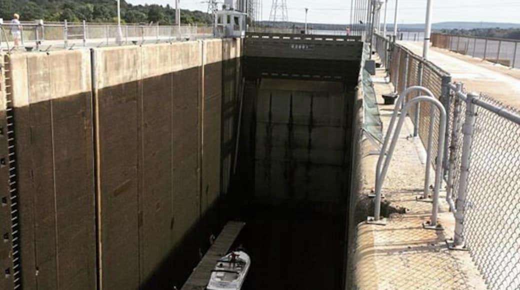 Tallest locks un Canada! Funny how you keep discovering new stuff in your backyard :-) #carillonpark #marquestra_inc #coupletravel #lifebackhome #quebec #keepdiscovering