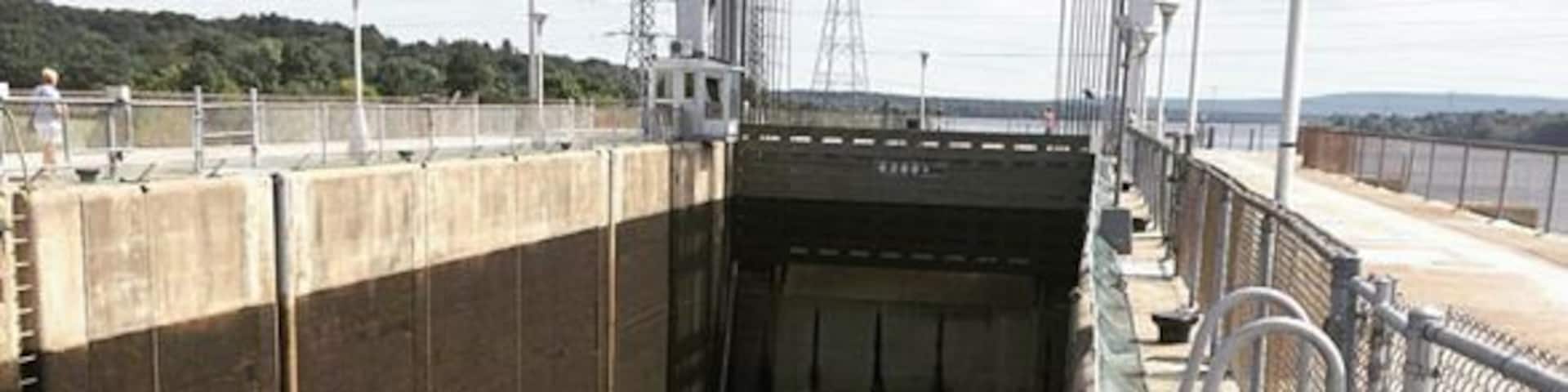 Tallest locks un Canada! Funny how you keep discovering new stuff in your backyard :-) #carillonpark #marquestra_inc #coupletravel #lifebackhome #quebec #keepdiscovering