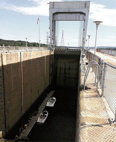Tallest locks un Canada! Funny how you keep discovering new stuff in your backyard :-) #carillonpark #marquestra_inc #coupletravel #lifebackhome #quebec #keepdiscovering