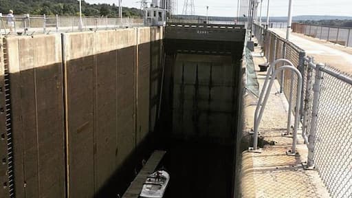 Tallest locks un Canada! Funny how you keep discovering new stuff in your backyard :-) #carillonpark #marquestra_inc #coupletravel #lifebackhome #quebec #keepdiscovering