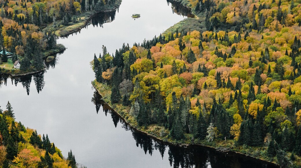 Even I'm located in Toronto, I feel like the entire country is #mybackyard.
Autumn season in Quebec is unlike anything I've seen. It's landscapes such as this where I'd stop and feel so grateful that I live in a beautiful country.