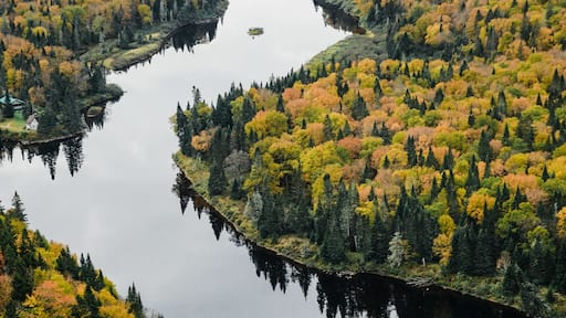 Even I'm located in Toronto, I feel like the entire country is #mybackyard.
Autumn season in Quebec is unlike anything I've seen. It's landscapes such as this where I'd stop and feel so grateful that I live in a beautiful country.