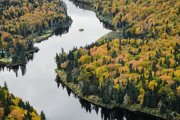 Even I'm located in Toronto, I feel like the entire country is #mybackyard.
Autumn season in Quebec is unlike anything I've seen. It's landscapes such as this where I'd stop and feel so grateful that I live in a beautiful country.