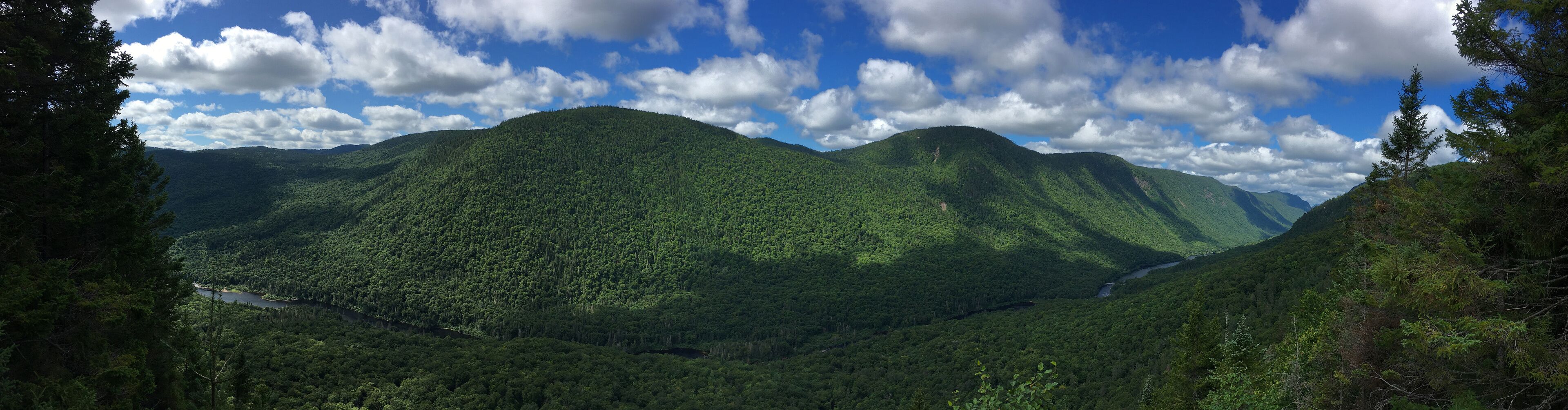 Le sentier Les Loups avec une vue des vallées de la Jacques-Cartier à Québec