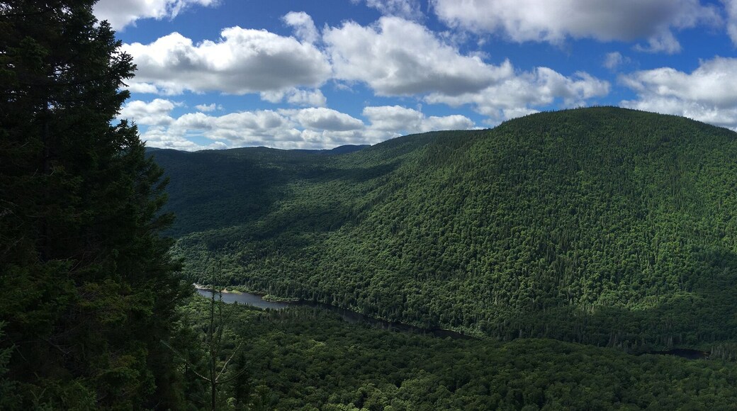 Le sentier Les Loups avec une vue des vallées de la Jacques-Cartier à Québec