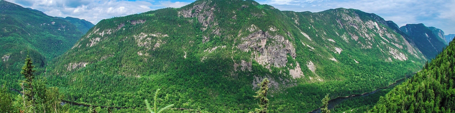 L'Acropole-des-Draveurs is probably the bet hike I've done in Quebec. After a 2-3h effort, you will be rewarded with spectacular viewpoints at the summit! Breathtaking!
#LifeAtExpedia