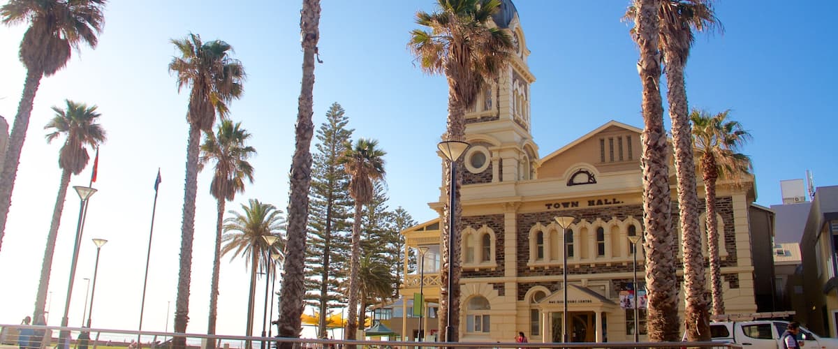 Adelaide showing heritage architecture and a square or plaza
