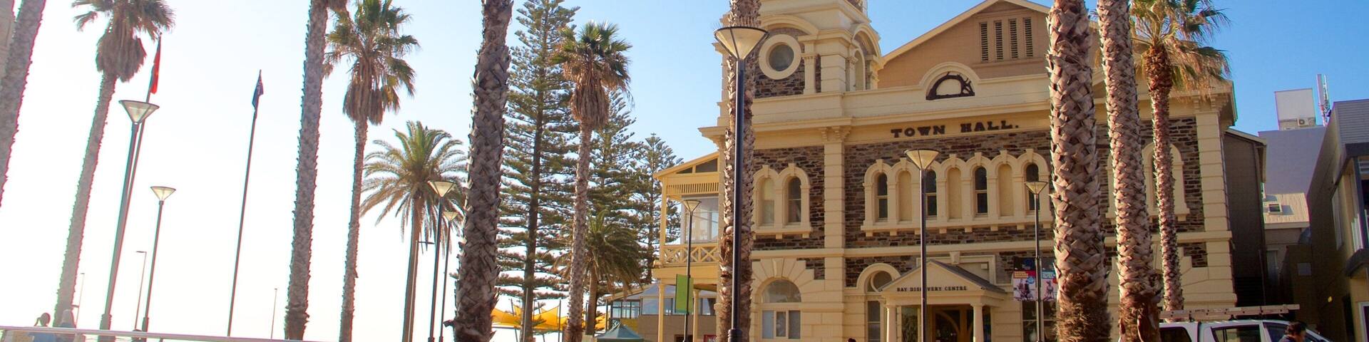 Adelaide showing heritage architecture and a square or plaza