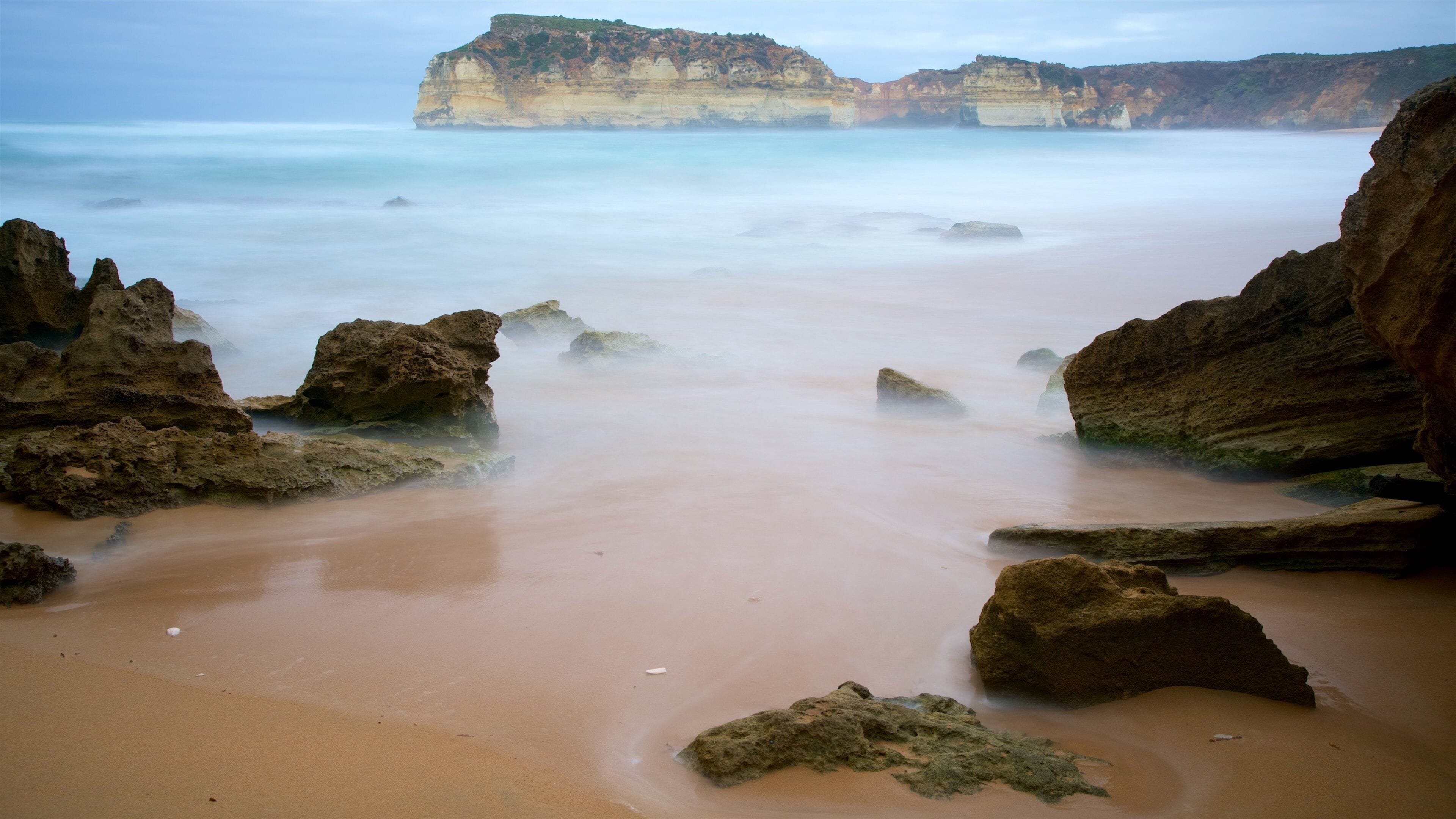 Warrnambool ซึ่งรวมถึง ชายหาด, อ่าวหรือท่าเรือ และ ชายฝั่งหิน