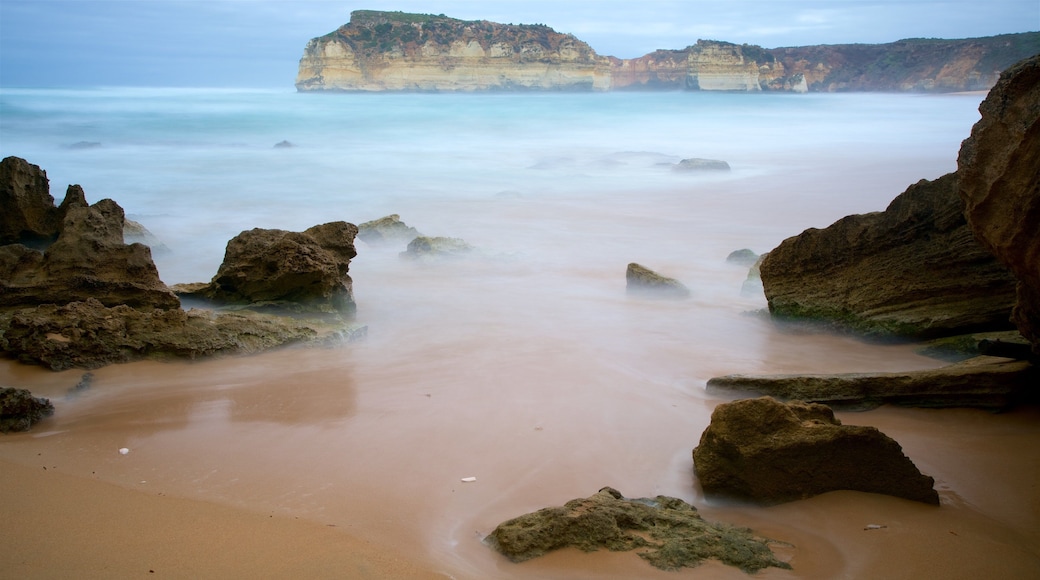 Warrnambool som inkluderer bukt eller havn, klippelandskap og sandstrand