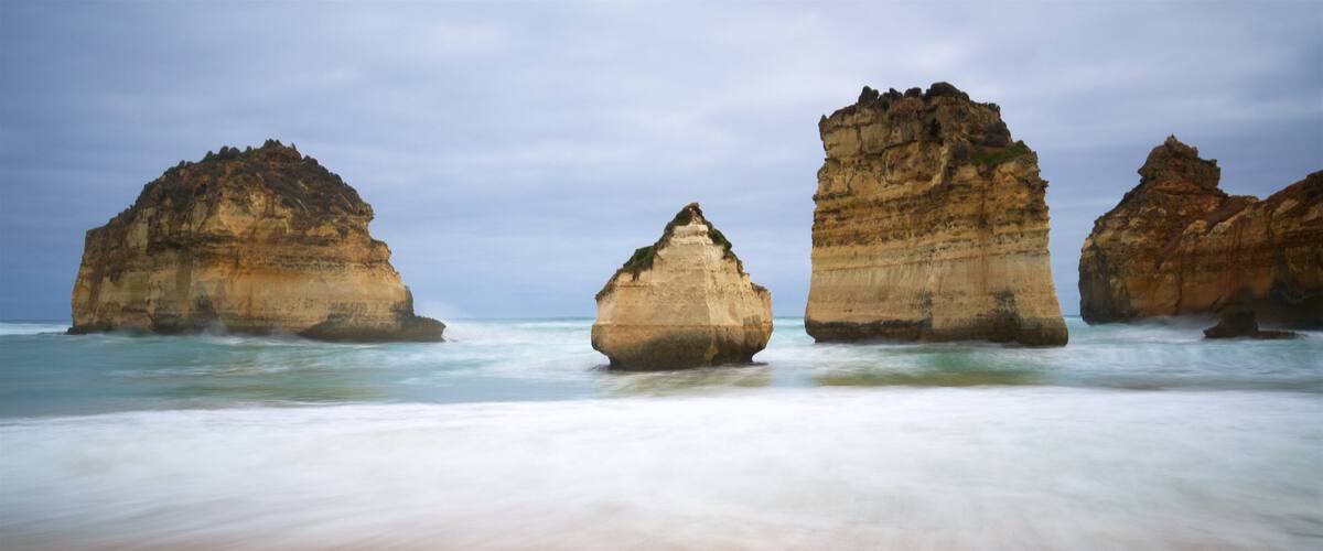 Warrnambool das einen Felsküste, Sandstrand und Bucht oder Hafen