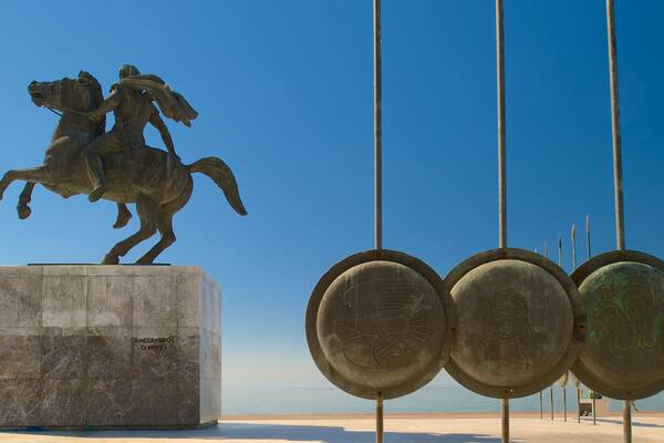 Tesalónica ofreciendo arte al aire libre y una estatua o escultura