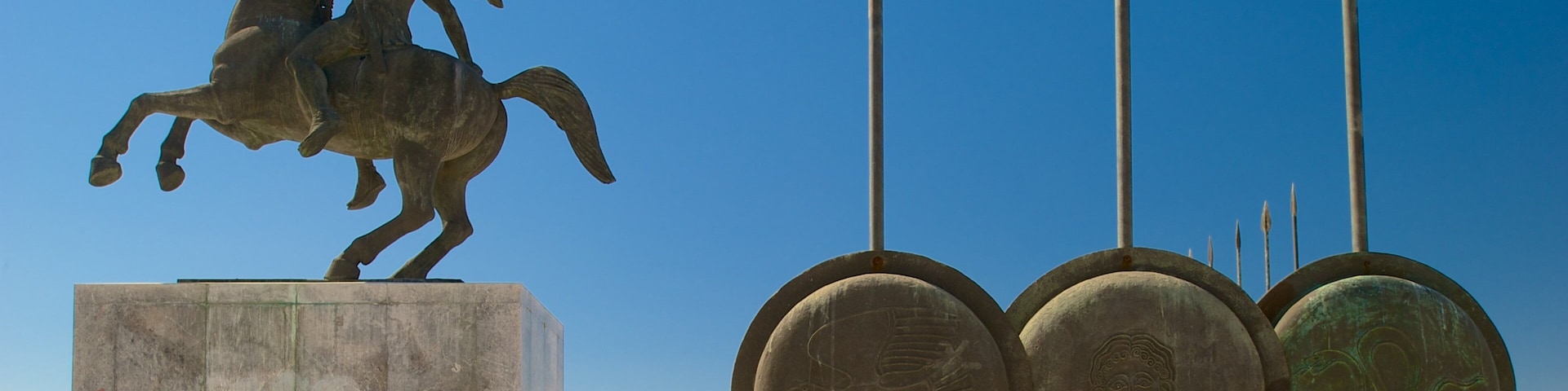 Tesalónica ofreciendo arte al aire libre y una estatua o escultura