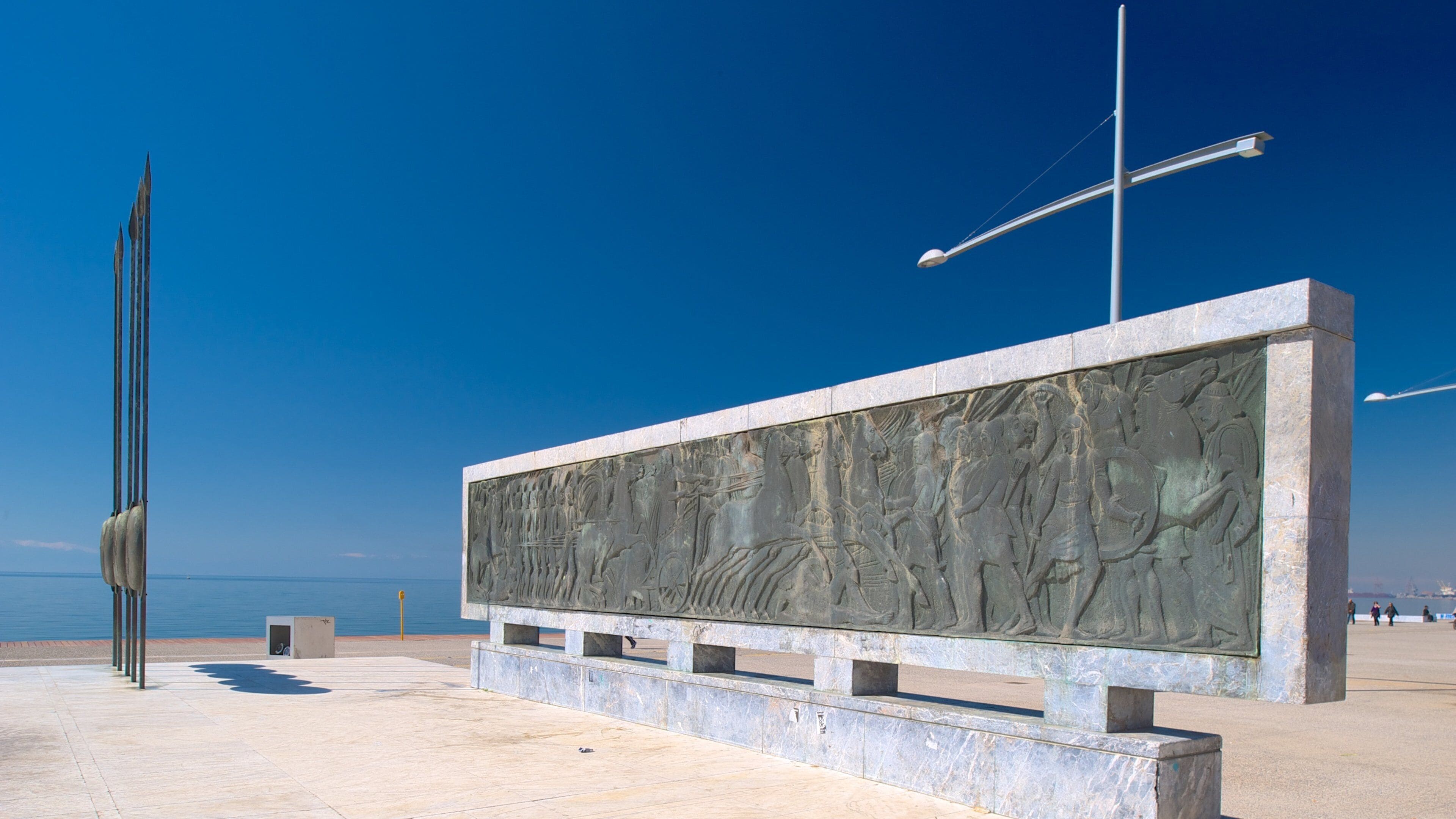 Thessalonique qui includes vues littorales, art en plein air et monument