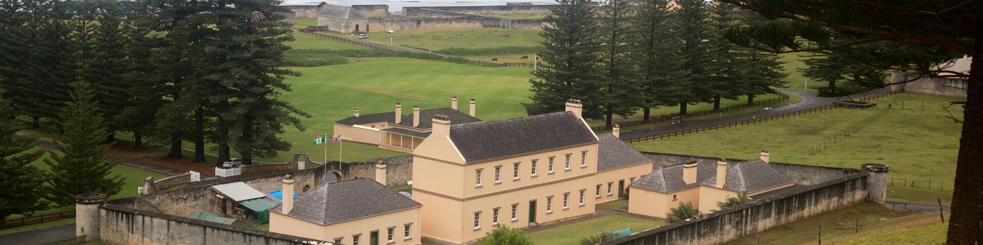 Ilha Norfolk mostrando uma cidade pequena ou vila e paisagens litorâneas
