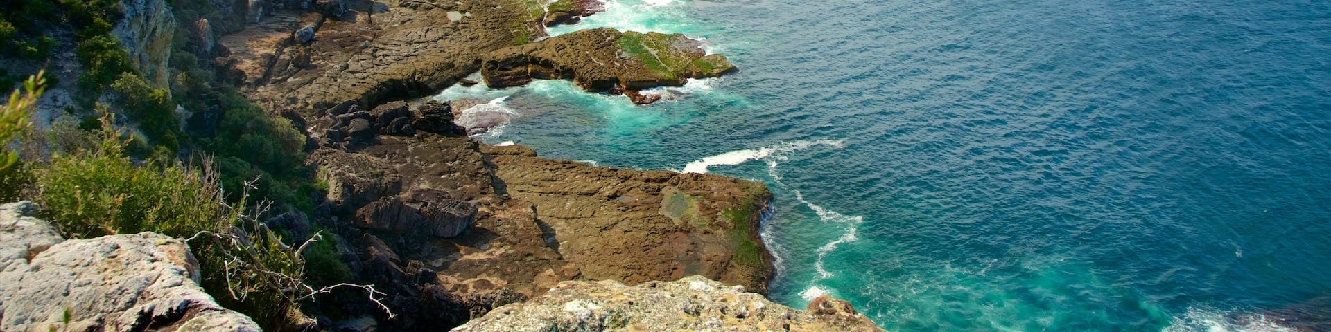 Sanctuary Point which includes surf and rugged coastline