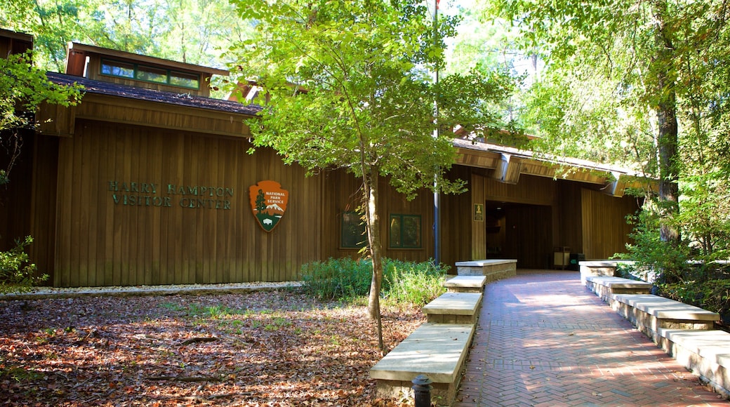 Columbia fasiliteter samt hage og skilt