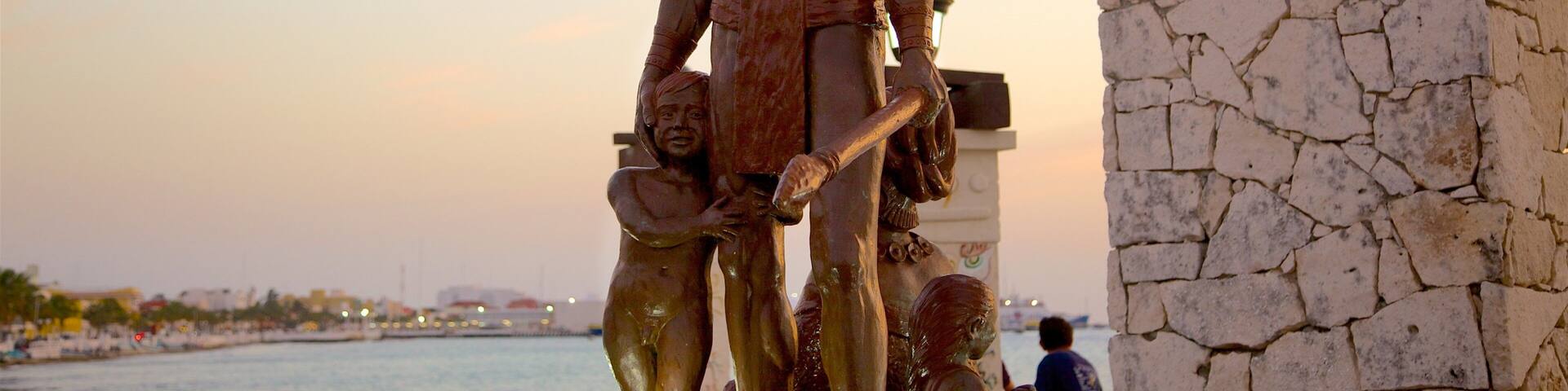 Cozumel mostrando una estatua o escultura, un monumento y una puesta de sol