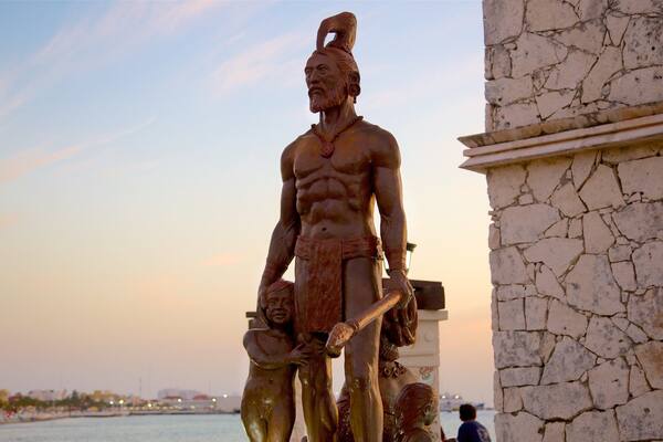 Cozumel mostrando una estatua o escultura, un monumento y una puesta de sol