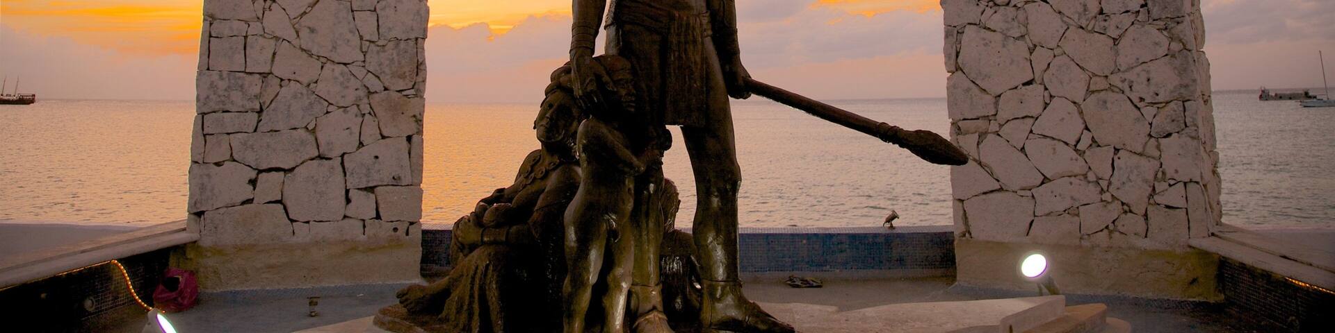 Cozumel which includes general coastal views, a monument and a statue or sculpture